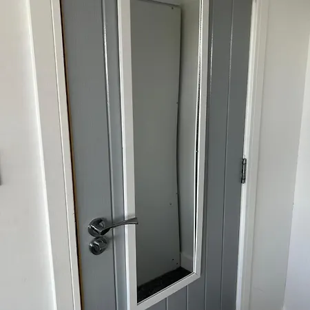Gatwick Guest House - Short & Long Stay, Airport Parking, Airport Shuttle, Early & Late Check In-2