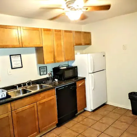 Twin Bunk-Style Bedroom Close To Downtown-3