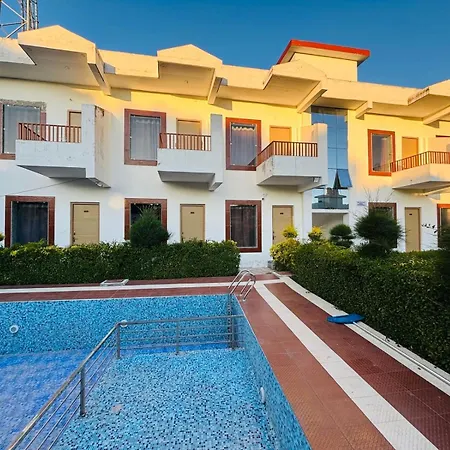 Lee Corbett Resort-2