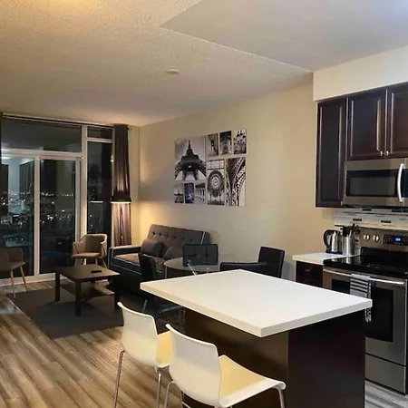 Luxurious 1 Bedroom Den, 1 Bath Condo Square One-2