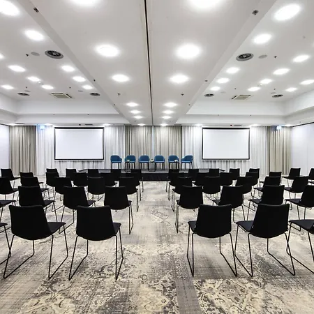 Courtyard By Marriott Warsaw Airport-3