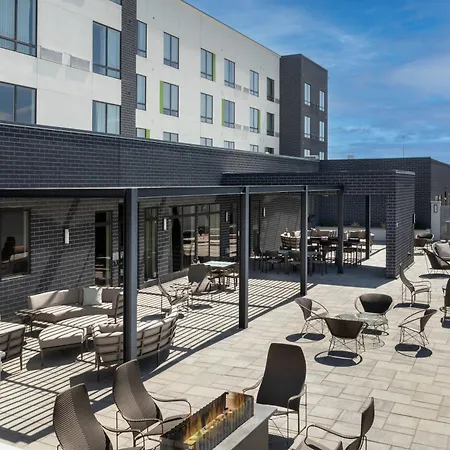 Courtyard By Marriott Fargo-3