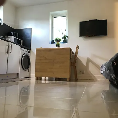 Apple House Guesthouse Heathrow Airport-2
