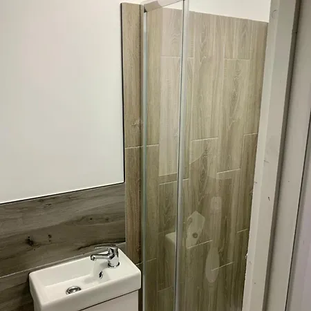 M4M Rooms- Ng8 5Np Room 1-3