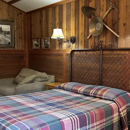 Moore'S Old Pine Inn-2