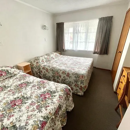 Browns Bay Olive Tree - Pet Friendly Family Apartment-3