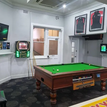 Commercial Hotel Young-2