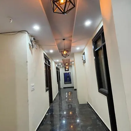 Play Hotel At Sector 18 Metro Station - Couple Friendly-2