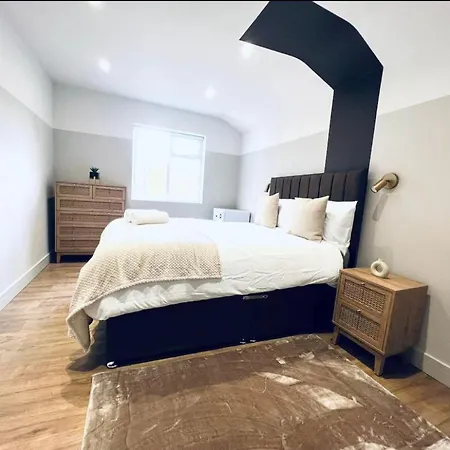 London South Charming Ensuite Look Like Hotel Designer Room-2