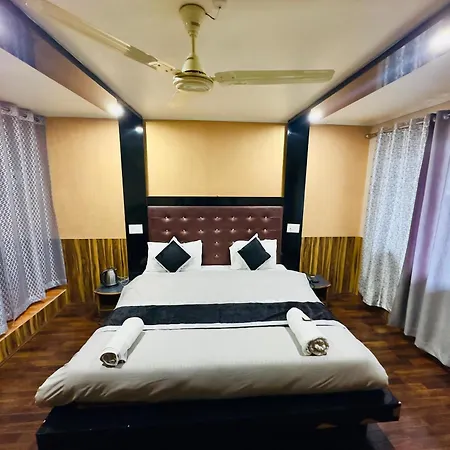 Hotel Luxury Inn-3