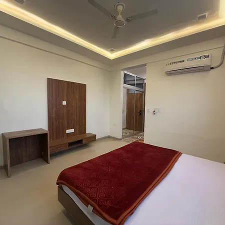 Radha Residency ! Fully Air Conditioned With Parking Facility, Near Isckon Temple & Prem Mandir-3