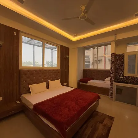 Radha Residency ! Fully Air Conditioned With Parking Facility, Near Isckon Temple & Prem Mandir-2