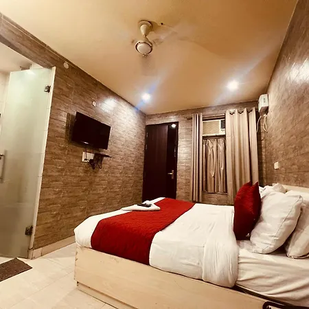 Hotel Red Chilly Near Model Town Delhi Metro Station-2