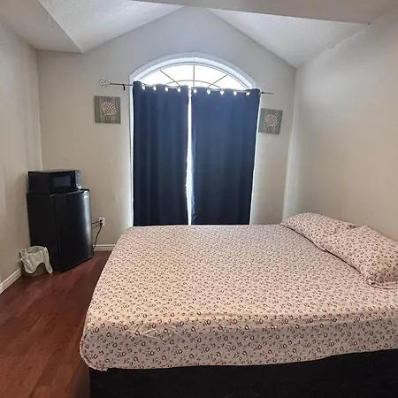 Bright Queen Room Close To Sheridan College And Airport-2