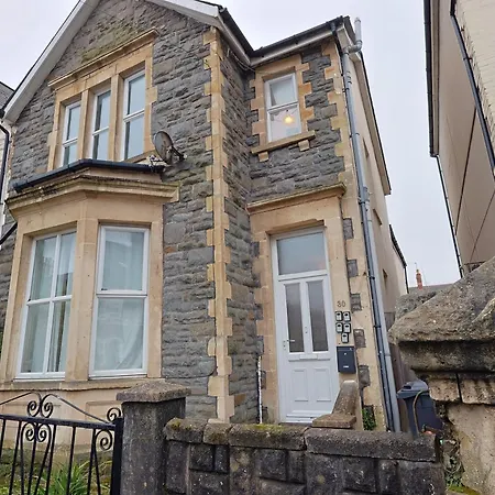 Cardiff City Guesthouse, Central Rooms, Fast Wi-Fi, On-Street Parking-3