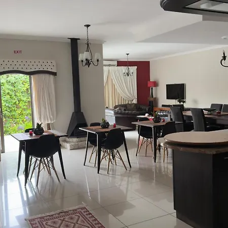Cora'S Boutique Bed & Breakfast-2