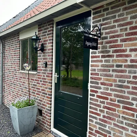 T'Hus Bed & Breakfast-3