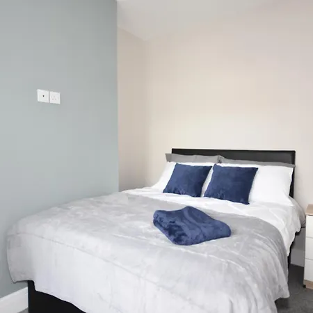 Townhouse @ 32 Penkhull New Road Stoke-3