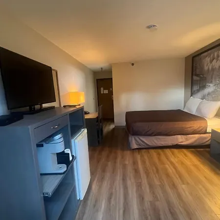 Super 8 By Wyndham Salmon Arm-3