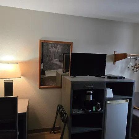 Super 8 By Wyndham Salmon Arm-2