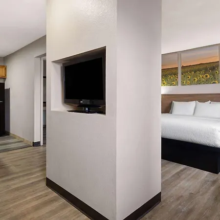Days Inn & Suites By Wyndham Kokomo-3