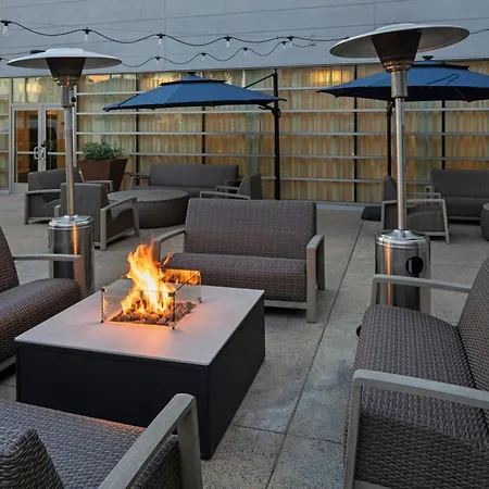 Courtyard Long Beach Airport-3