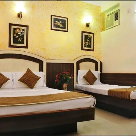 Hotel Perfect Spot- Main Bazar - Walking Metro Station-2