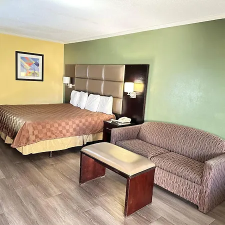 Rodeway Inn & Suites Plymouth Hwy 64-3