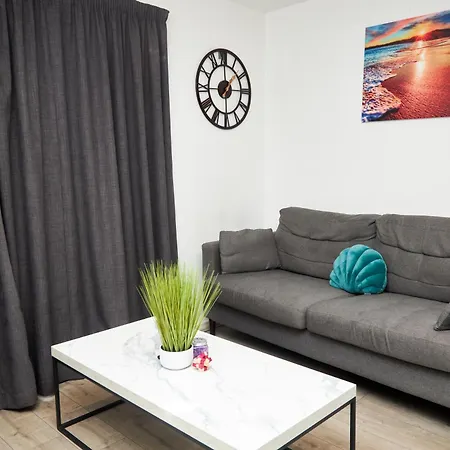Luxury Ensuite Apartment With Shared Living Room And Kitchen-3