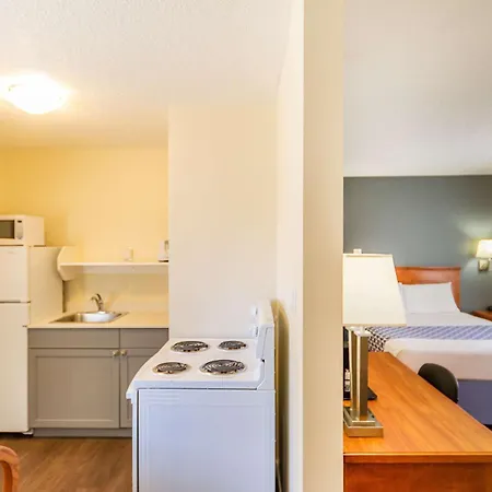 Econo Lodge Inn & Suites Calgary - University-2