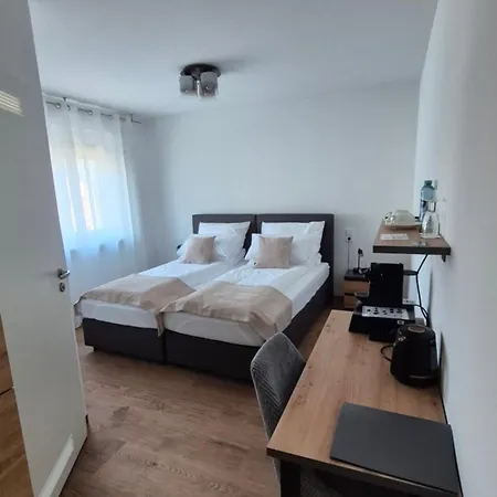 Apartments Seibel Doppel-Zweibettzimmer mit Bad-3