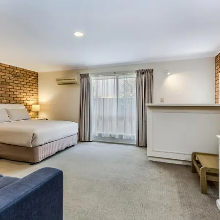Golden Square Motor Inn-2