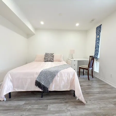 Cozy Room With Private Bath Near Don Mills Subway-3