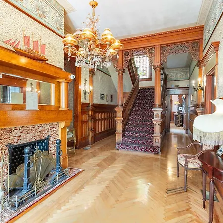 Classic Queen - Curry Mansion With Heated Pool-3