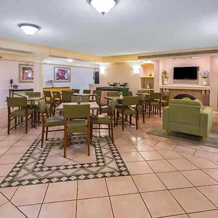 Days Inn By Wyndham San Diego Vista-2