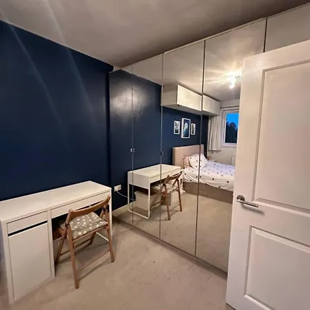 Room In London-2