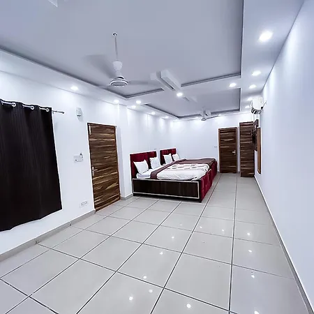Hotel Js Garden - Near Noida Sec -132 Metro Station-2