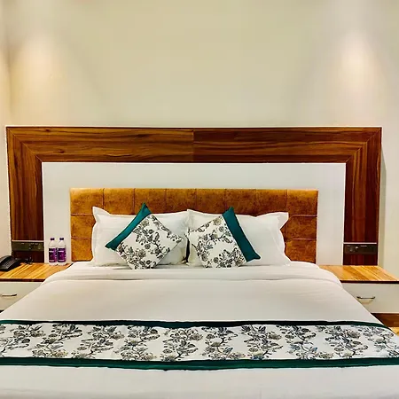 Hotel White House Walking Distance From Golden Temple- With Parking-2