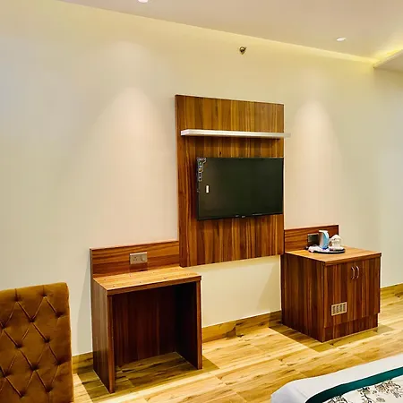 Hotel White House Walking Distance From Golden Temple- With Parking-3