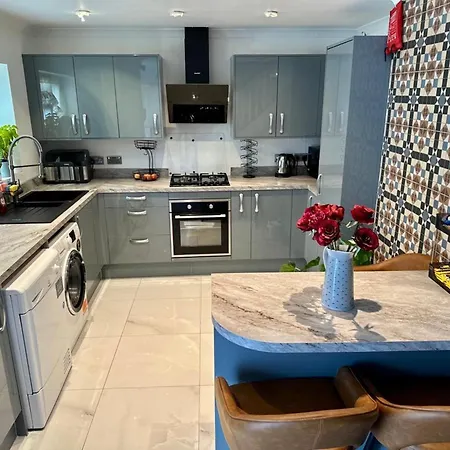 4 Bedroom House Rented By The Room-3