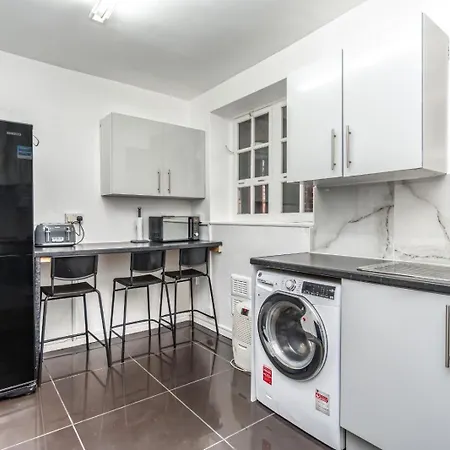 Shared Guest House In Hackney-3