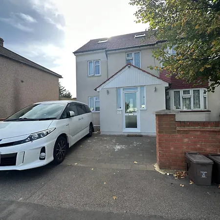 Luxury Ensuite Studio In Crayford Dartford Bexley London With Full Kitchen And Side Garden Alleyway Entrance-2