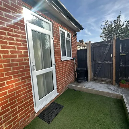 Luxury Ensuite Studio In Crayford Dartford Bexley London With Full Kitchen And Side Garden Alleyway Entrance-3