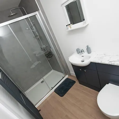 Cara Lodge, Comfortable Self Check-In En-Suite Guest Rooms-3