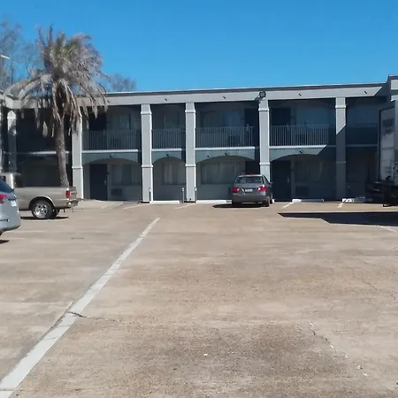 Howard Johnson By Wyndham Historic Lake Charles-3