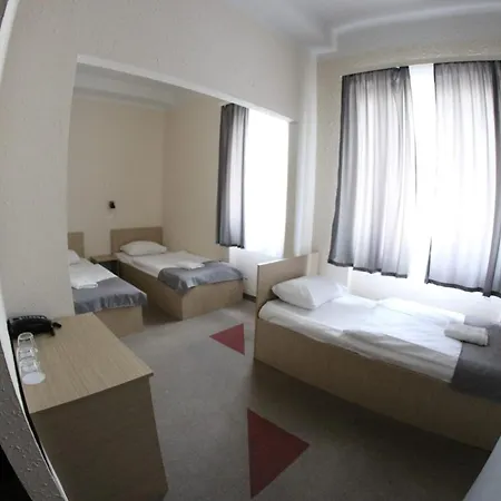 Free Parking, Free Breakfast, Only 15 Minutes To City Center-3