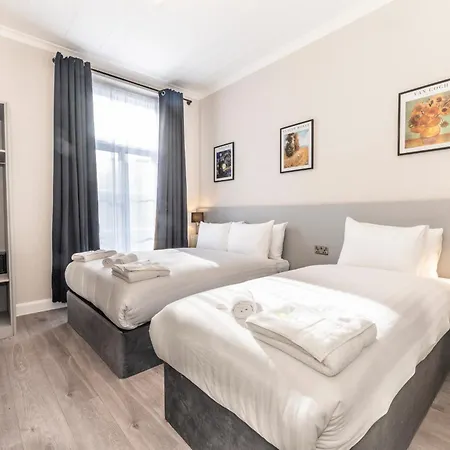 Marina Hotel London-3