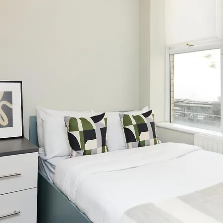Deluxe Room 6 Louise House Summer Youth Accommodation-2