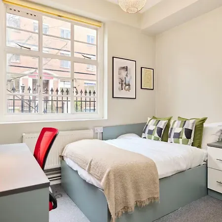 Deluxe Room 6 Louise House Summer Youth Accommodation-3