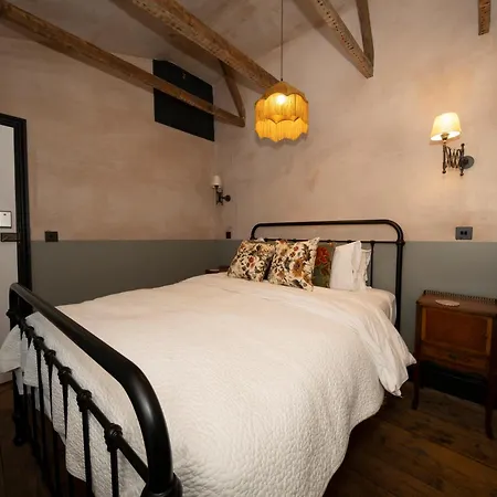 The Doghouse Inn-2
